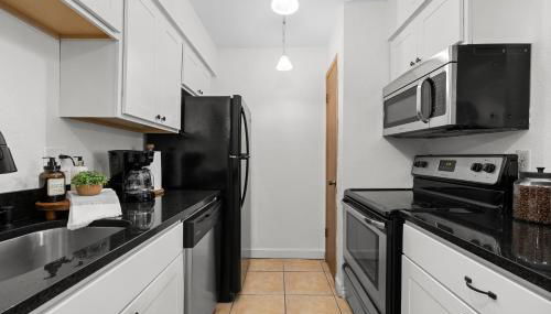 Sophisticated 2BR 2BA by TAMU, King Bed, Washer & Dryer, Smart TV - Foto 3