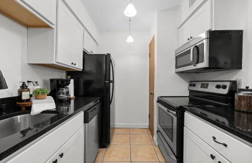 Sophisticated 2BR 2BA by TAMU, King Bed, Washer & Dryer, Smart TV - Foto 3