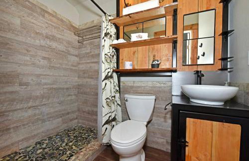 The Basecamp Cabin [RIGHT] at Bison Peak Lodge - Foto 7