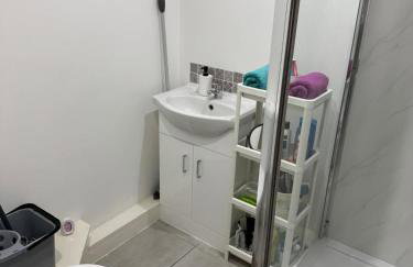 Epsom High Street Apartment 3 - Photo 2