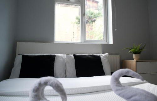Stylish 2-Bed Garden Flat, 5 Mins to Brixton - Photo 18