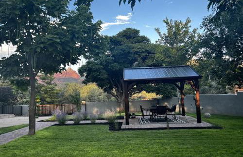 Sedona Uptown Gem!Large yard w grass and shade trees! Views!! NEW! BARREL SAUNA!!! Close to trails, walk to Uptown Sedona, restaurants and shopping - Foto 21