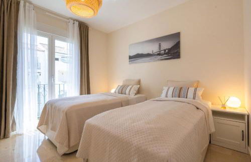 Elegant Marbella Apartment, 5-Pool Oasis, Sunlit Terrace, Garage - Photo 19