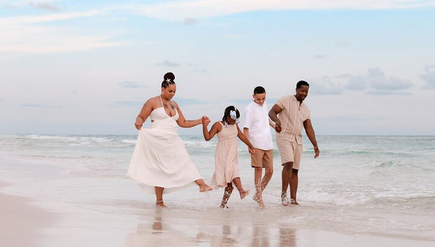 Private Vacation Photoshoot with Photographer in Tybee Island - Photo 4