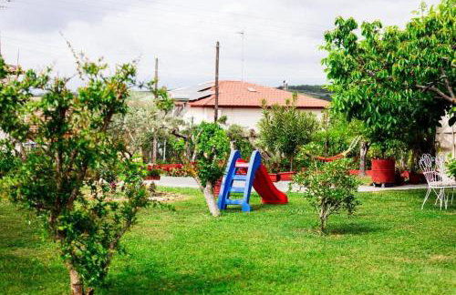 Red Roses-Traditional House - Photo 12