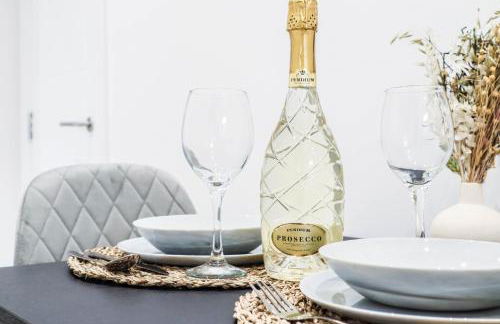 The Eden Suite - 1BR Chic Apt with Luxe Shower, Smart TV & Free Secure Parking in Central High Wycombe HP13, Sleeps 3 - Foto 31