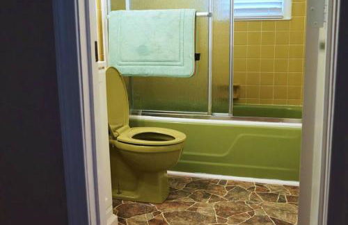 Spacious Pet Friendly Home - Photo 25