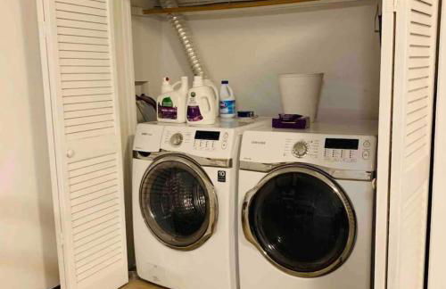 A Regal Retreat- Exclusive Parking, Prime Location - Foto 44