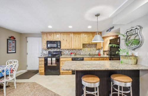 Cozy American Fork Retreat with Electric Fireplace - Foto 9