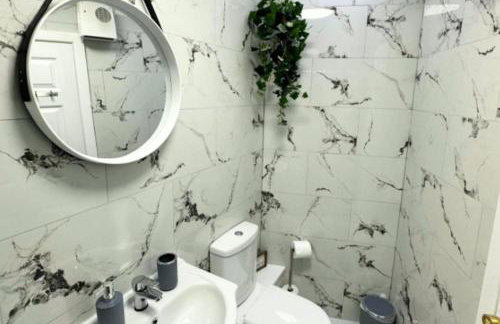 Stylish 1BR Ensuite Apt Wifi, Smart TV, Parking - Foto 20