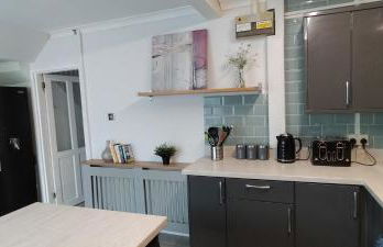 Brackenfield House in Great Barr, Birmingham near the Alexander Stadium and near the M6, with free WiFi, free parking and easy access to Walsall, West Bromwich, Aston Villa Football Ground, Star City and Birmingham City Centre - Foto 10