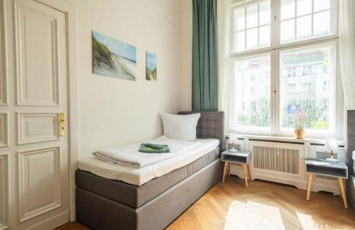 KAISER 02 by ROCKCHAIR Apartments l SUPERHOST Status l 3 Bedrooms Boxspringbeds 2 Bathrooms l Cozy Family & Business Flair 155 sqm 3 Balcony 2nd Floor Elevator up to 10 guests welcomes you! - Foto 59