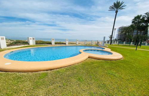 Apartamento en primera línea de playa con piscina y garaje gratuito - Foto 48