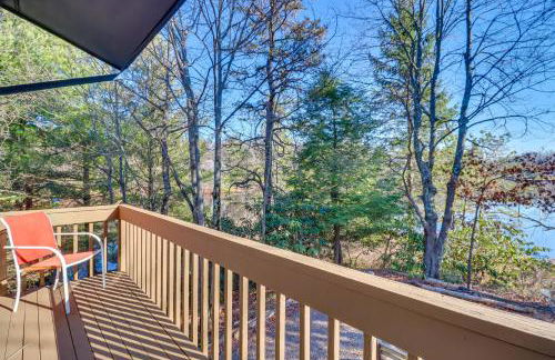 Near Skiing Lakefront Gem with Kayaks in Long Pond - Foto 20