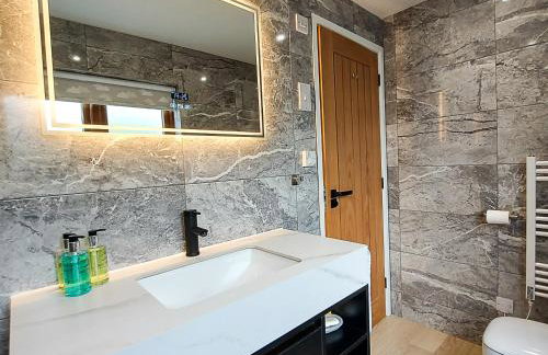 Meadow View Apartments are 2 and 3 bedroomed with private parking - Foto 14