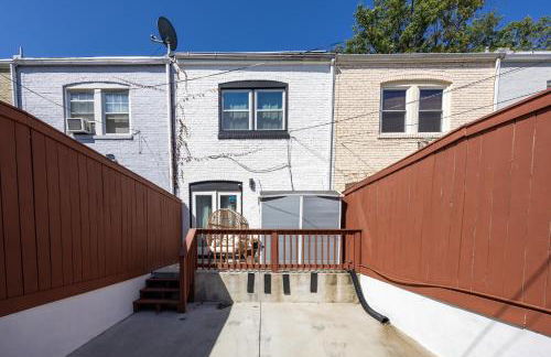 Charming 2BR Townhouse with Patio & Parking in DC - Foto 28