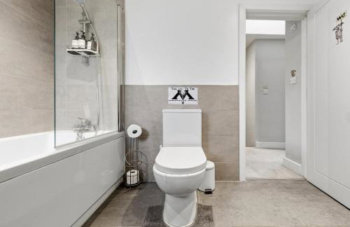 The Lumos House - 4 Bed Home w Parking near Harry Potter Studios - Foto 9