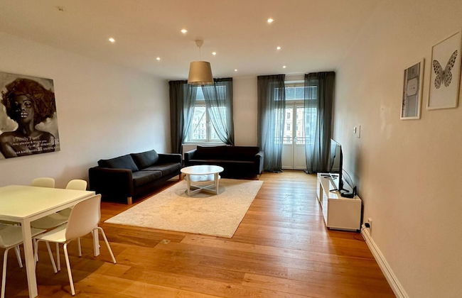 Luxury Apartment in City - Photo 1