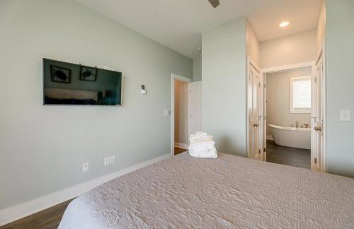 Beachfront Oasis w/ 2 Large Decks, BBQ & Views! - Foto 15