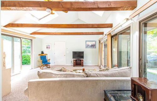 Spacious Home w Finished Game Room - Foto 6