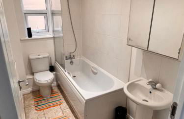 5 bedroom 3 Bathroom townhouse,Parking, Netflix, Pool table, Wifi,Nr Sandwell Hospital and train station - Foto 12