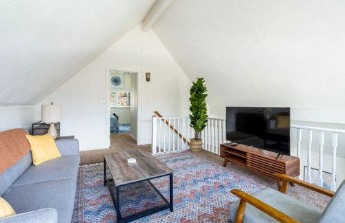 Hot Tub, Wraparound Deck, & WiFi at Chalet Cabin - Foto 12