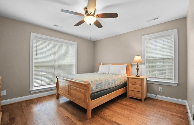 Sleeps 22, Lakefront w/ Private Dock & Pool, 2 Houses Lake Living by Avantstay - Foto 34