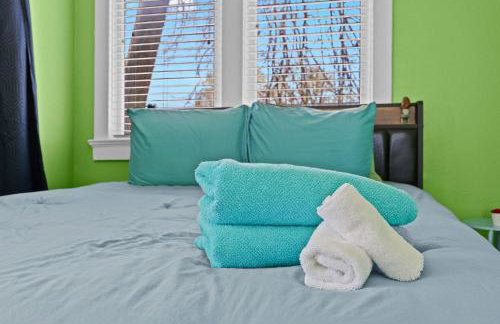 Cozy & Creative Top Unit in Lou's Arts District - Foto 17