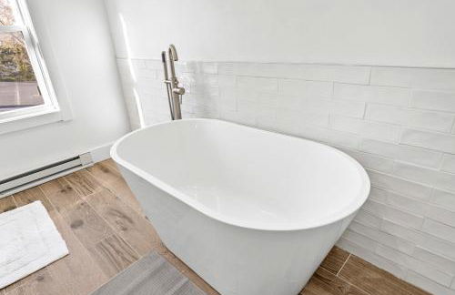 Family Getaway Walkable to Town - Foto 40