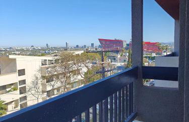 Skyline Escape 1-Bedroom with Balcony and Roof-Top Pool - Foto 10