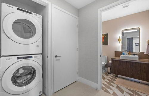 On The 49th Floor! Condo on Highest & Free Parking - Foto 42