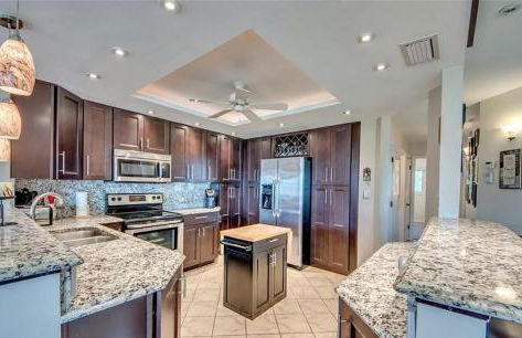 Gorgeous 2 Bedroom Waterfront Condo - Foto 45