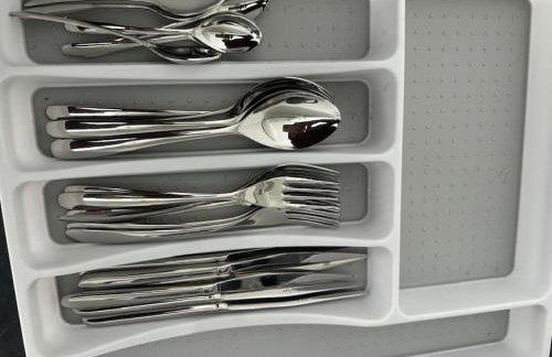 Perfect 1 Bed Apartment Sleeps 5 1 Kingsize bed 1 double Sofabed & Foldable Single bed Free Parking Wifi good transport network shopping Holiday Makers Families Contractors in North London - Photo 48