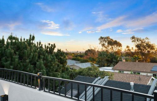 Spacious Modern Home with Rooftop & Private Backyard - Foto 10