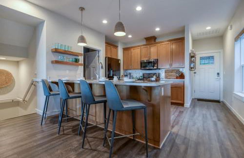 The Moby House Coastal Retreat with Ocean Views & Hot Tub - Foto 63