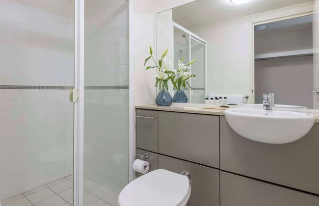 Oaks Brisbane River City Suites - Photo 27