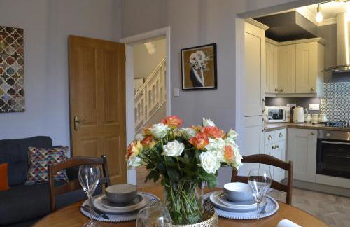 Stunning Period Townhouse with Garden, Walking Distance to Town - Photo 8