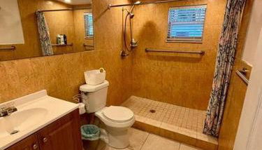 Quiet & Centrally located House - PRIVATE PARKING, LAUNDRY AND STORAGE FOR LUGGAGE - Foto 5, towels, Shower