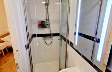 Lovely Ground Floor Home with High Ceiling and a Private Garden with Deck by Earl's Court Station - Photo 32