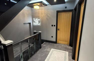 SK Stays Modern Luxury Home With Jacuzzi Bath & Cinema Room - Foto 27