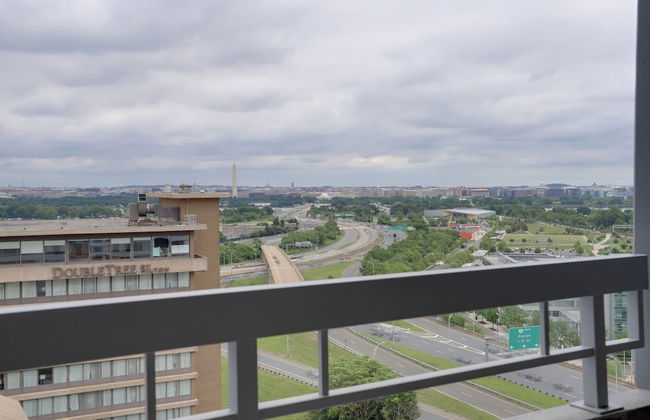 Spacious Apartment at Pentagon City - Photo 24
