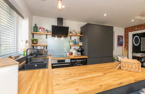 The Lodge - Elegant Comfort in a Peaceful Setting - Photo 13