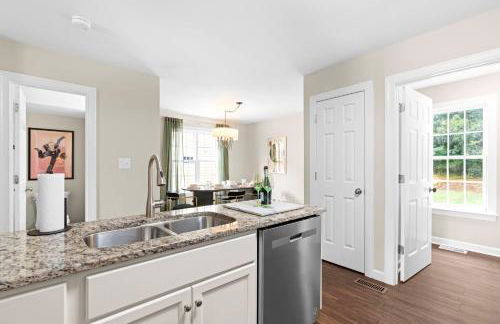 Raleigh Retreat w Fire Pit Patio & Workspace - Foto 16