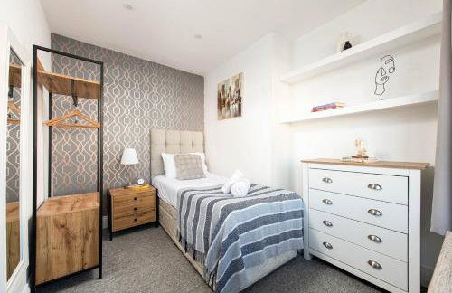 NEW Groups & Contractor Stays-5Bed-2Bath-Parking-By FabAccommodation - Foto 4