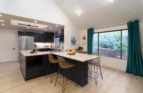 Luxe Boutique-Style Home w/Indoor Hot Tub - Foto 15