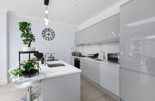 5 Bedroom, 3 Bathroom Modern House with Garden near Hampstead Heath Sleeps 10 - Foto 18