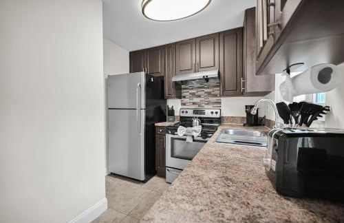 Chic Boca Raton Apartment Pool WiFi Parking - Photo 5