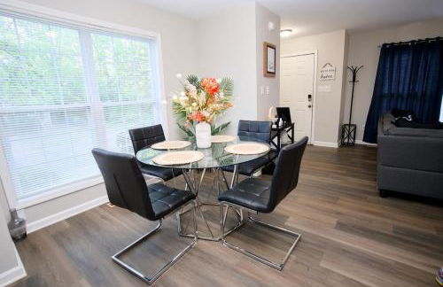Modern Two BR Townhome, Workspace, Free Parking and Wi-Fi - Foto 18