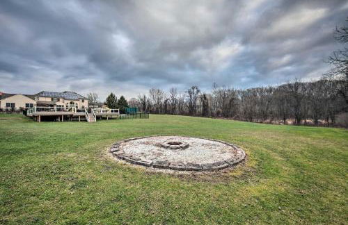 Pool and Furnished Patio Group Getaway in Hershey - Foto 44