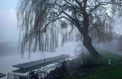 Riverside Cottage with balcony and fishing jetty - Foto 30